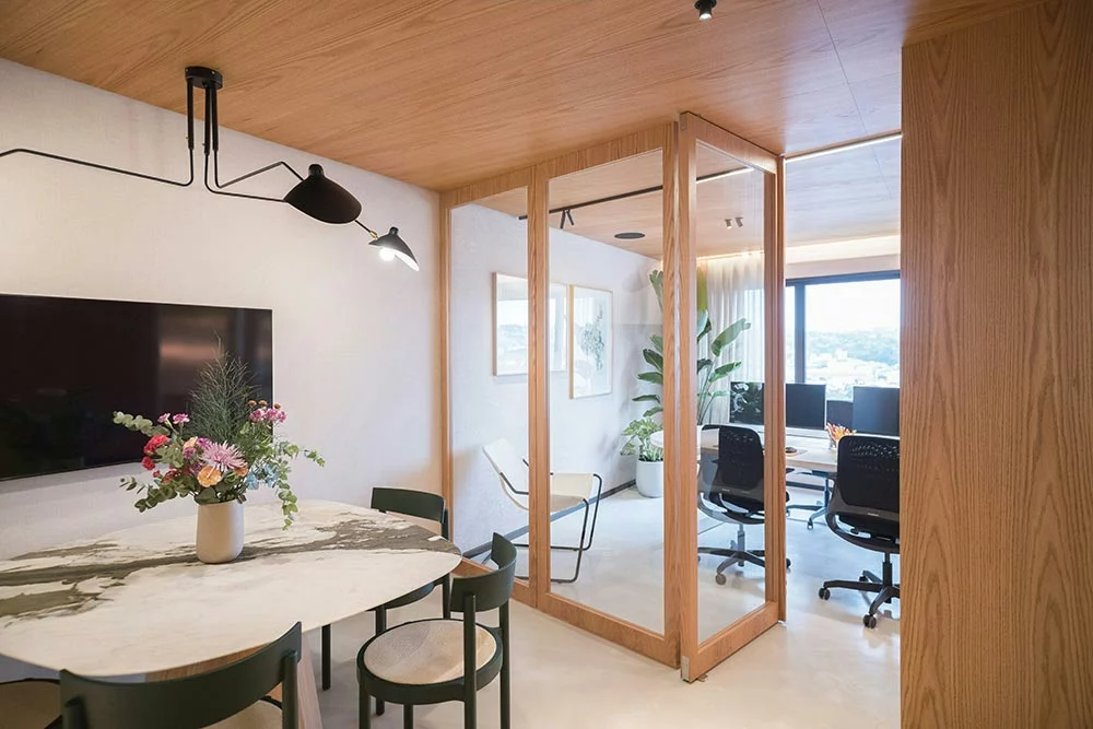 Peinture et béton ciré dans un local professionnel à Angers Rénovation bureaux Angers peinture béton ciré